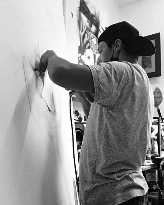 Amine Hajila à l’aérographe — atelier Casablanca